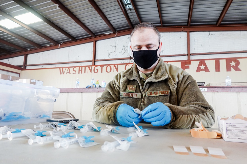 Texas Military Members work vaccination site in Washington County