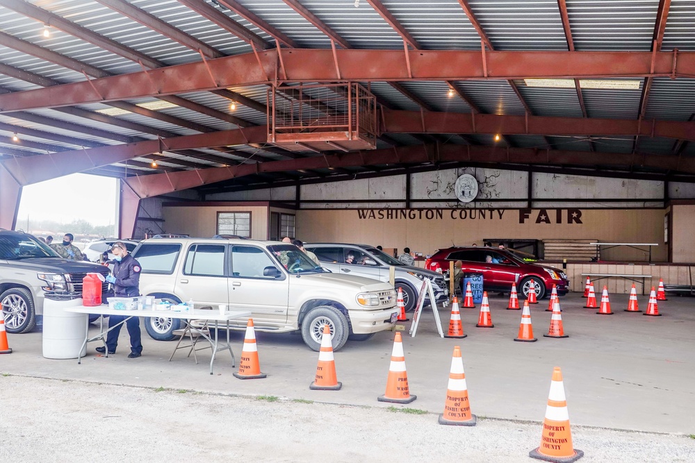 Texas Military Members work vaccination site in Washington County