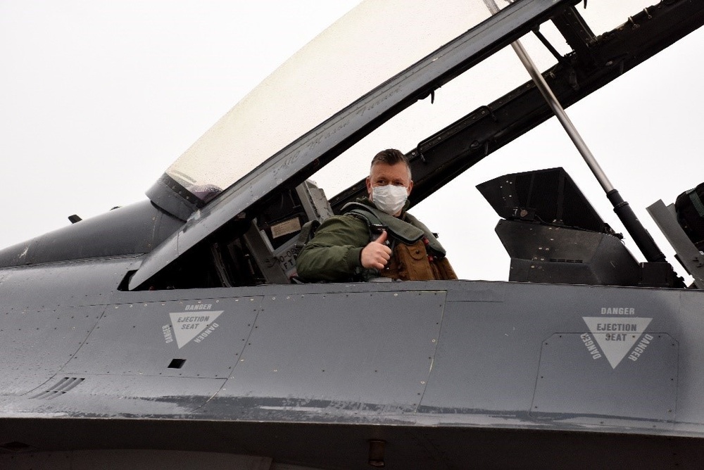 Aviano ITAF commander flies in an F-16