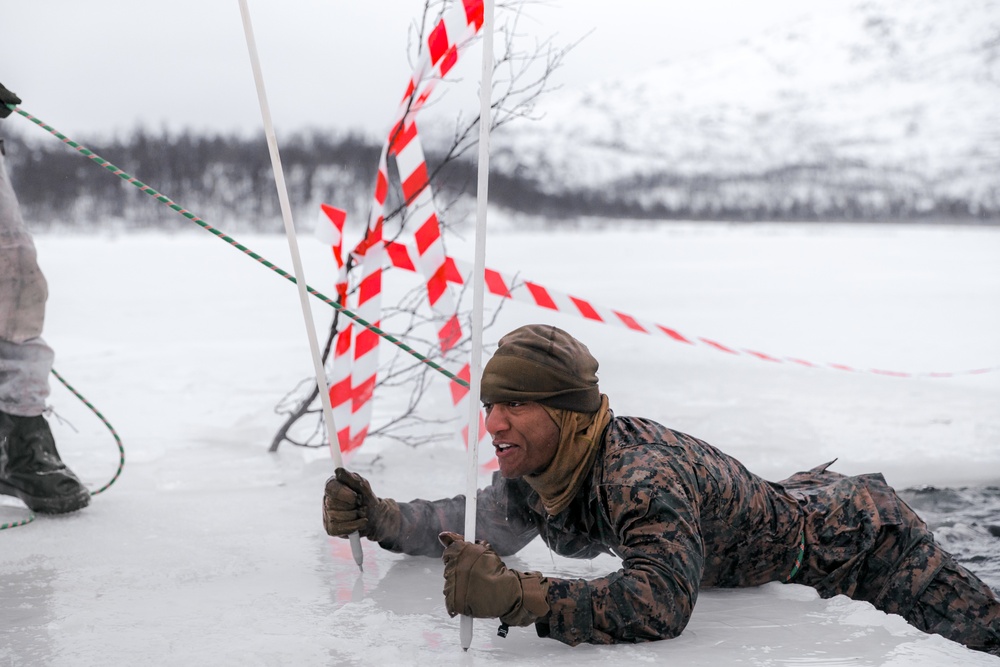 MRF-E Marines plunge into Arctic waters