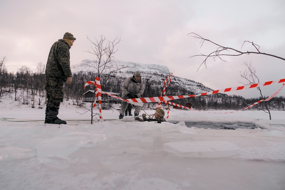 MRF-E Marines plunge into Arctic waters