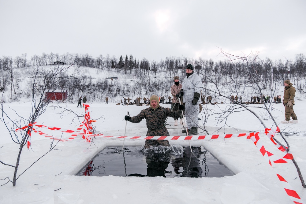 MRF-E Marines plunge into Arctic waters