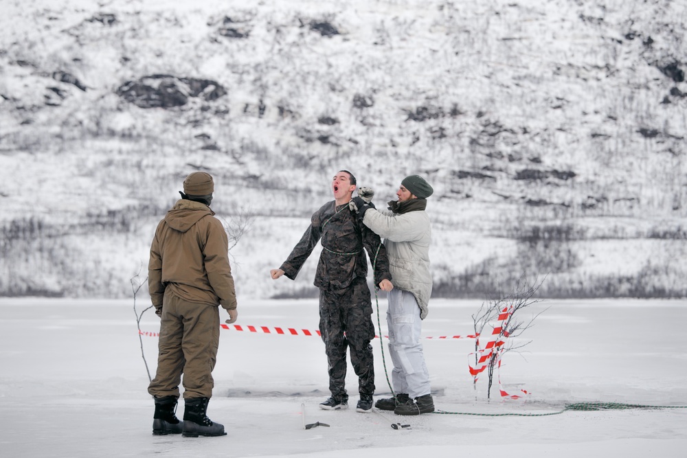 MRF-E Marines plunge into Arctic waters