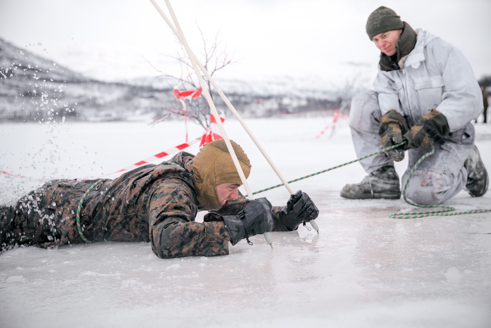 MRF-E Marines plunge into Arctic waters