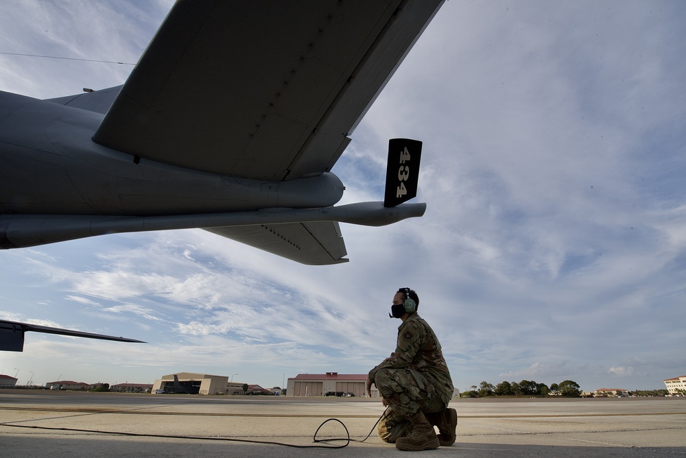 Refueling F-16s