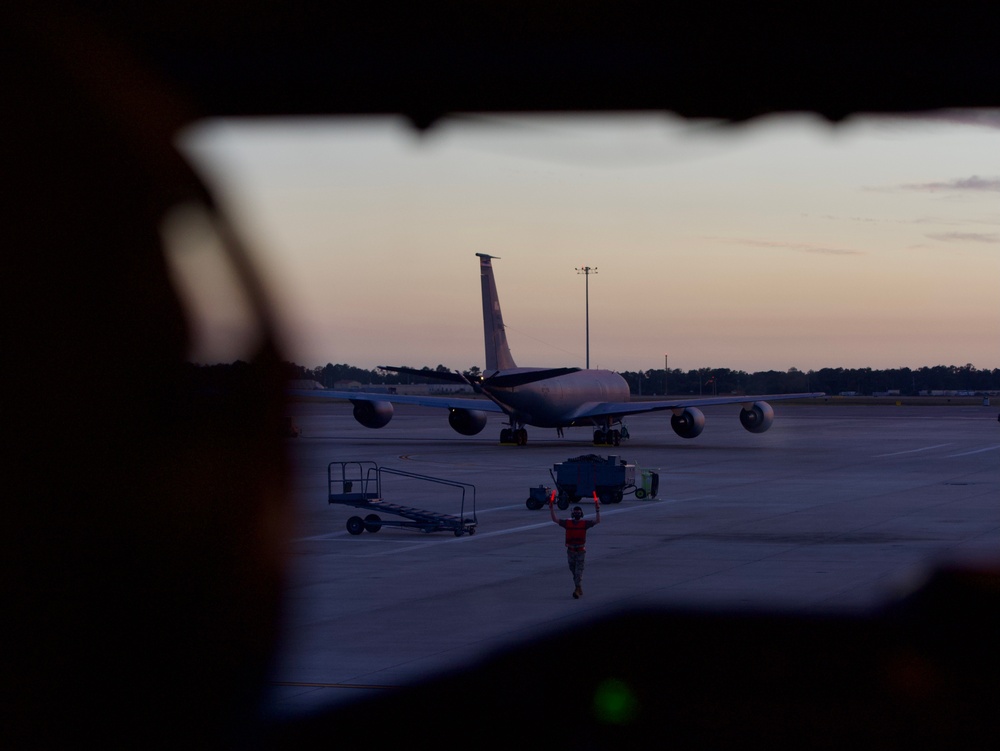 Refueling F-16s