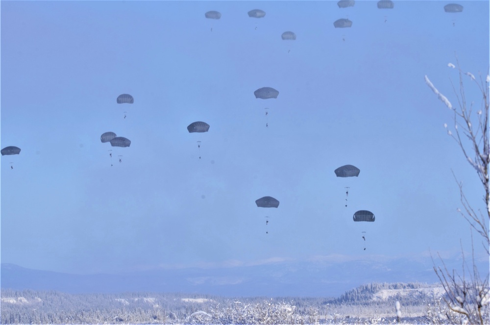 Paratroopers kick off Arctic Warrior 2021 with jump into DTA