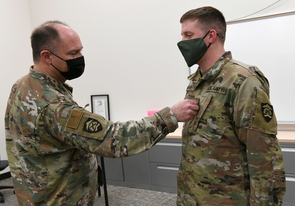 Oregon Adjutant General Tours 211info center, meets with service members and staff