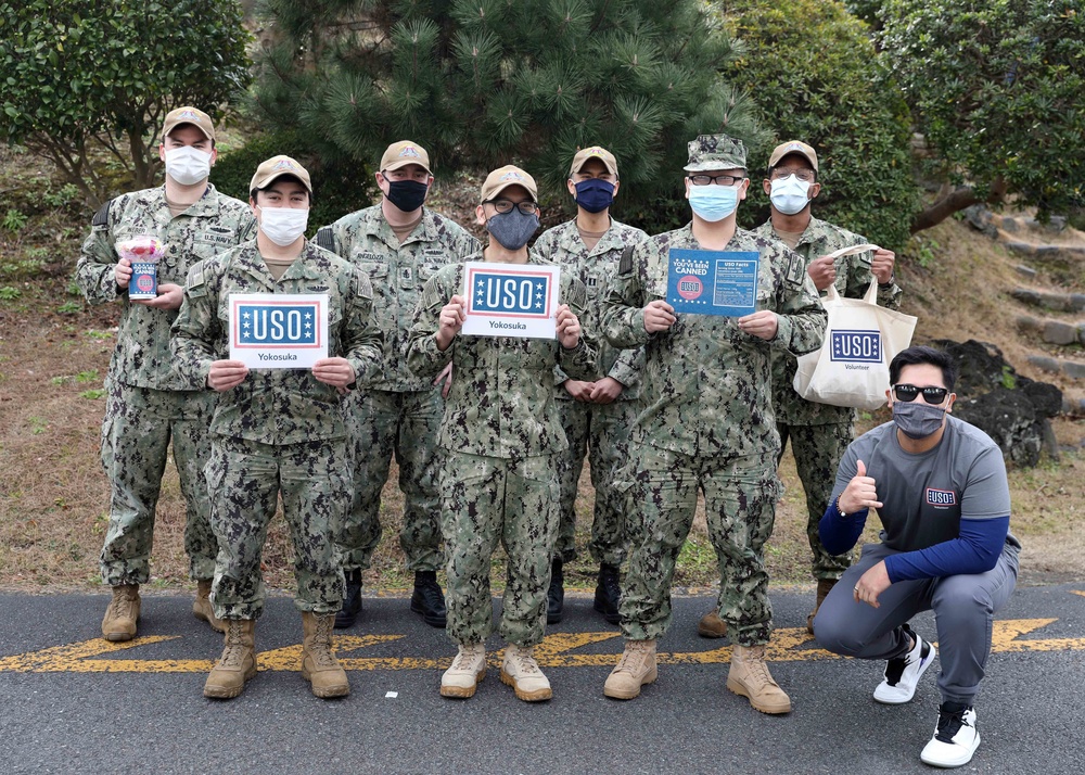 USO Yokosuka Thanks Submarine Group 7 Servicemembers