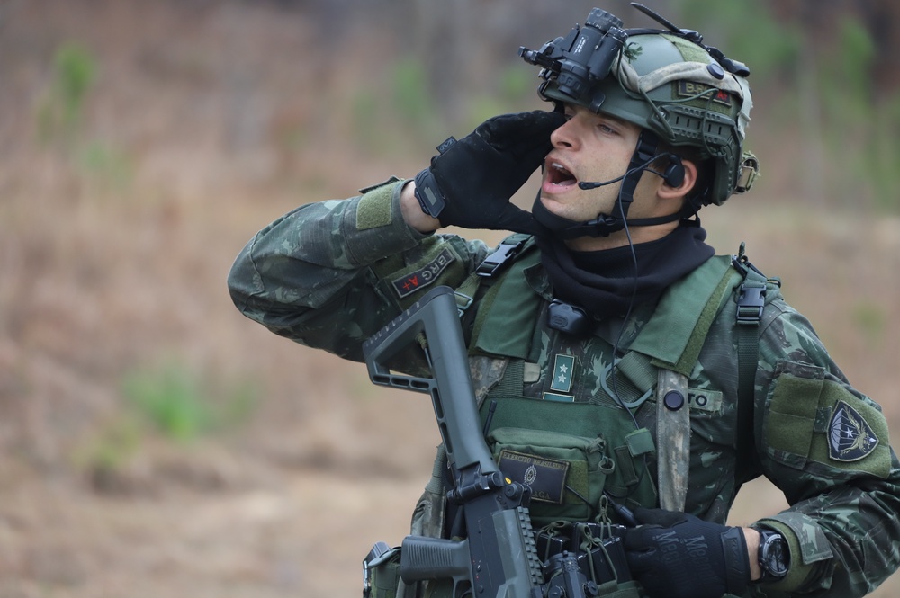 Brazilian Paratrooper calls out directions to fellow Paratroopers at JRTC RTN 21-04.