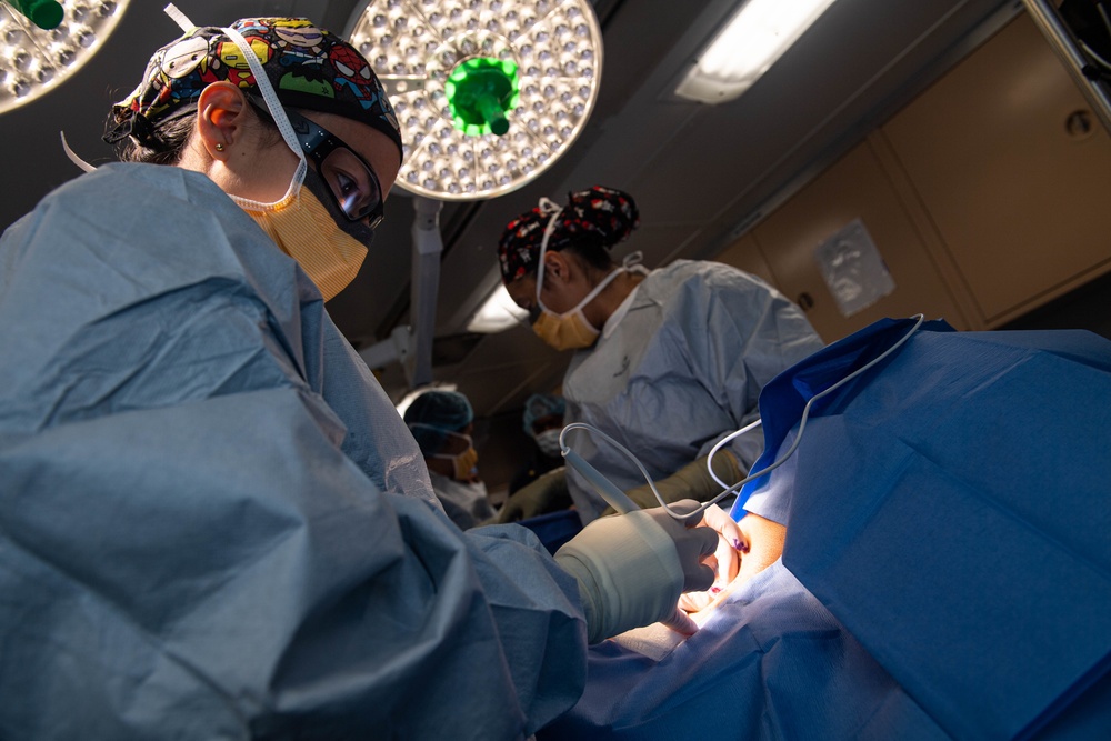 FST-7 Performs Surgery Aboard USS New Orleans