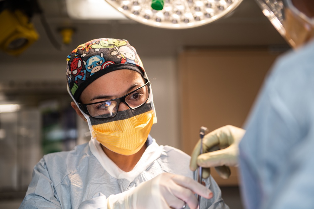 FST-7 Performs Surgery Aboard USS New Orleans