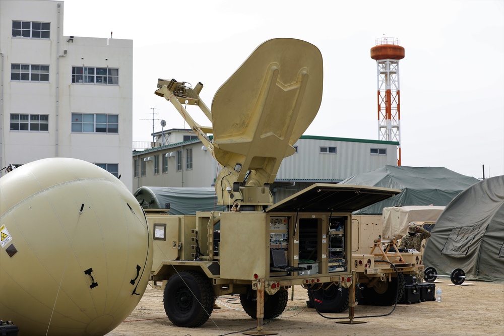 U.S. Army Japan senior leaders visit the Contingency Command Post during Tomodachi Rescue Exercise