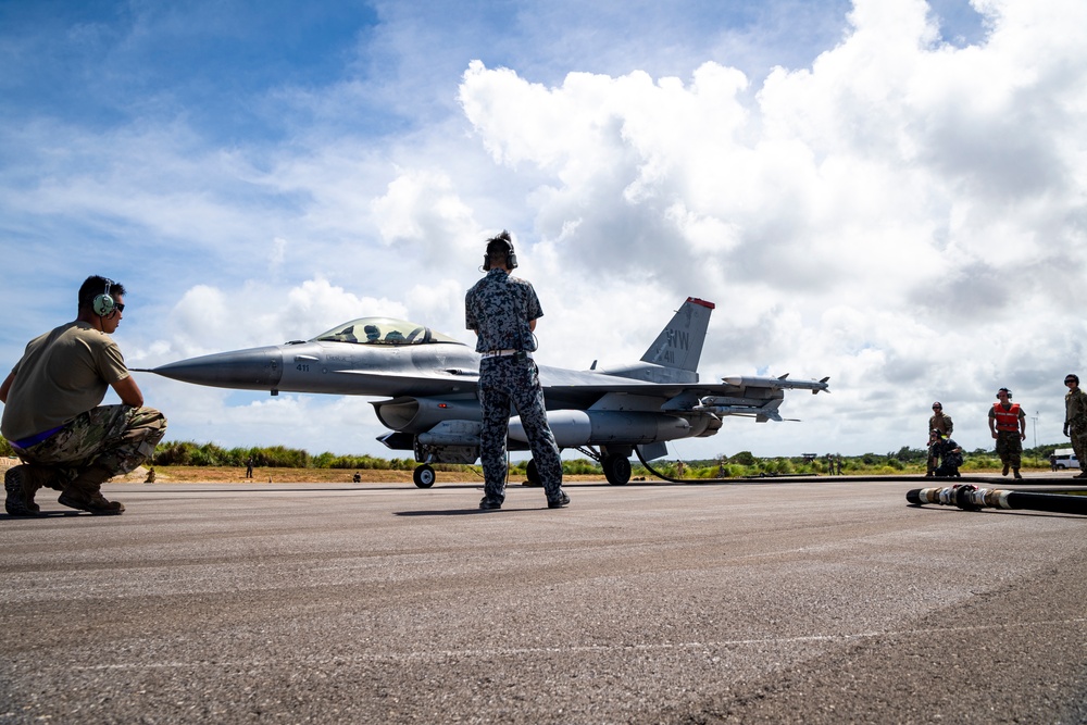 U.S., Koku-Jieitai Conduct ACE Hot F-16 Refueling