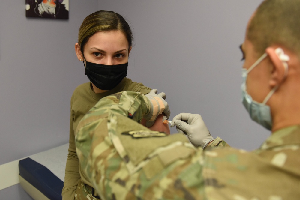 Airman receives immunizations