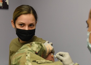Airman receives immunizations