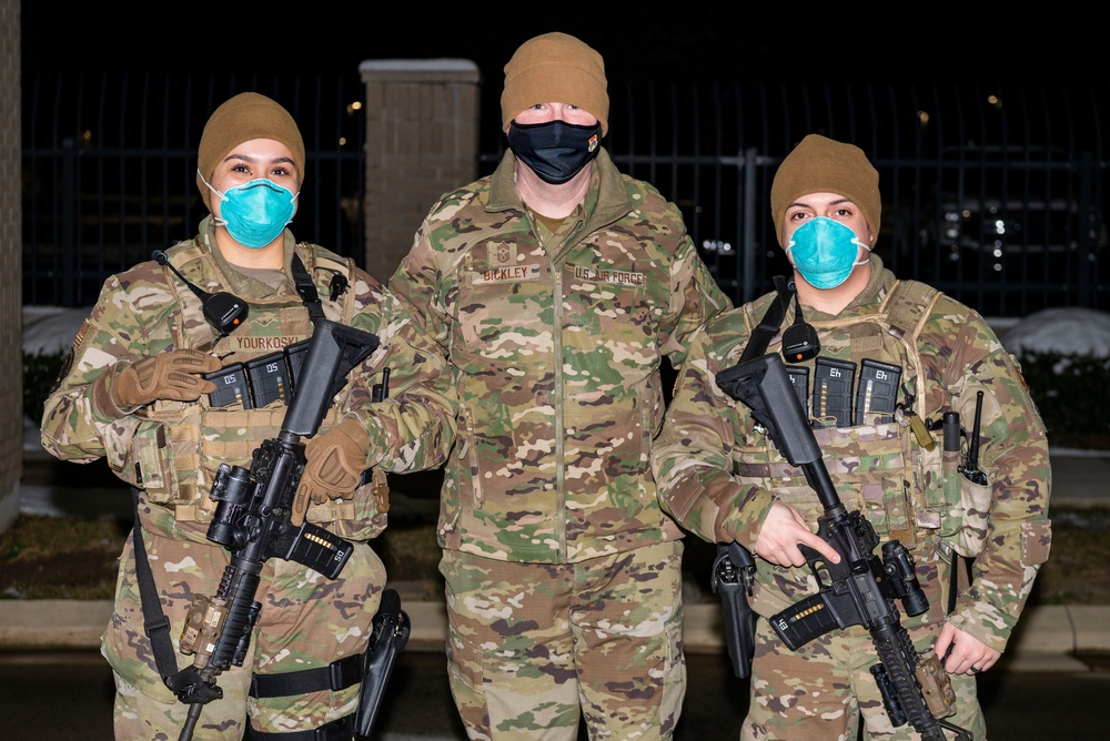 18th AF Chief Bickley greets Airmen at Dover AFB main gate