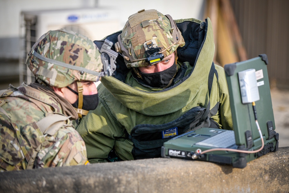 Humphreys Explosive Ordnance Disposal and Military Police train real-life scenario