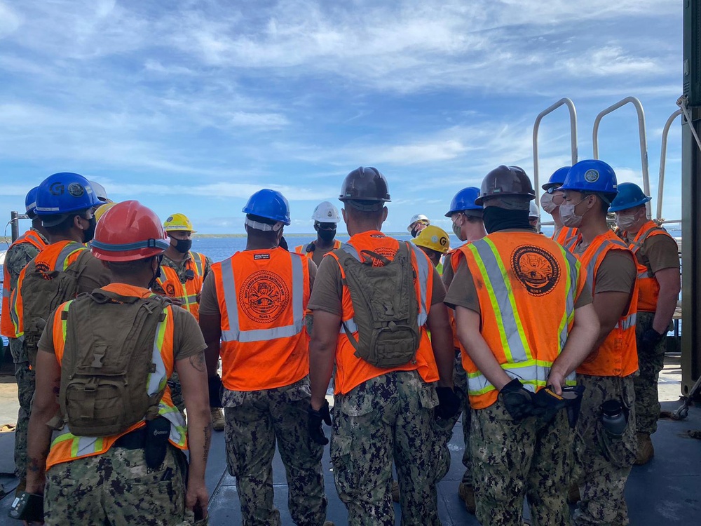 Expeditionary Sailors Offload INLS in Guam with MPSRON 3
