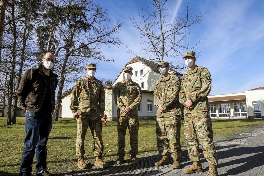Centímetro mudo Ganar DVIDS - Images - U.S. Army Soldiers recognized by German general for heroic  actions [Image 1 of 5]
