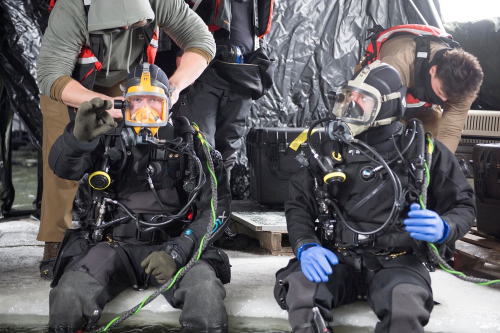 MDSU 2 Hosts Ice Dive Training