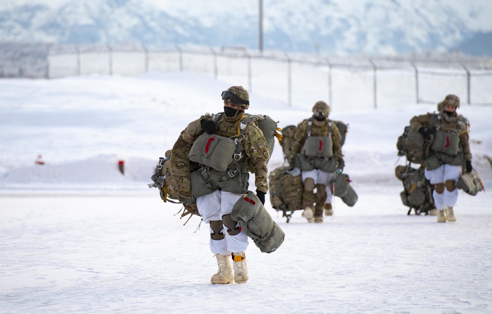 Arctic Airlift, 374th AW assists Army in sub-zero training
