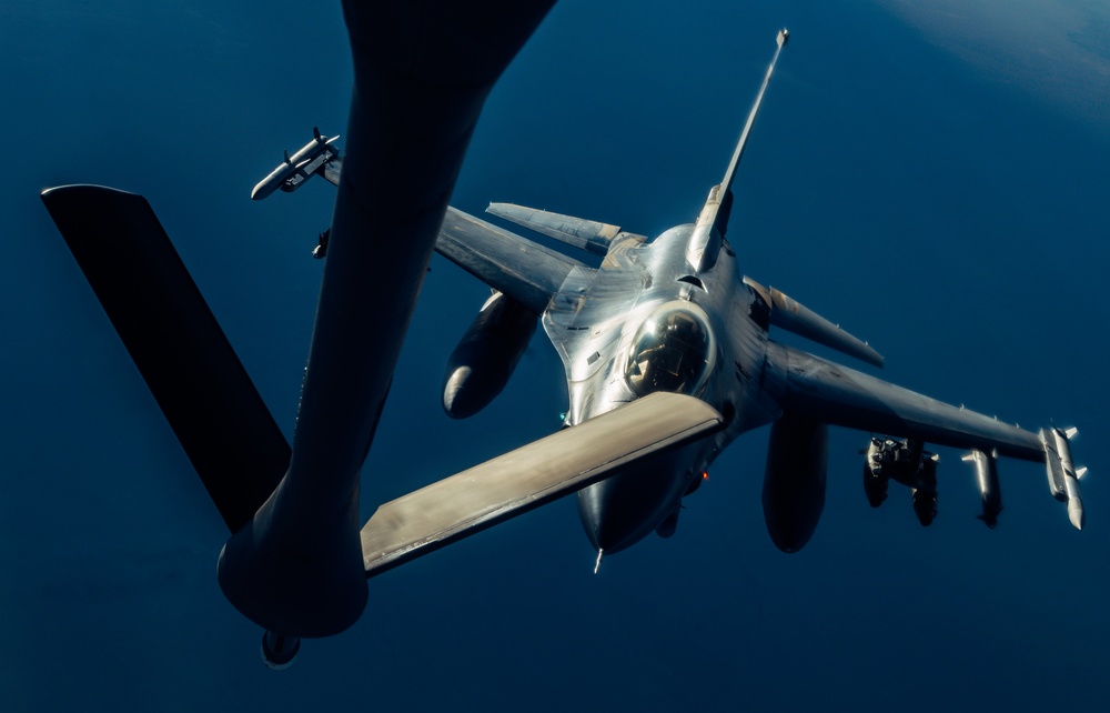 350th EARS provides fuel to F-16s