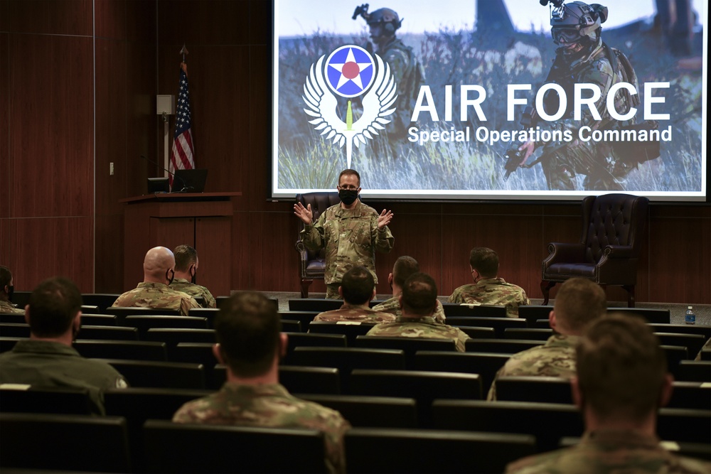 AFSOC commander visits 919th SOW