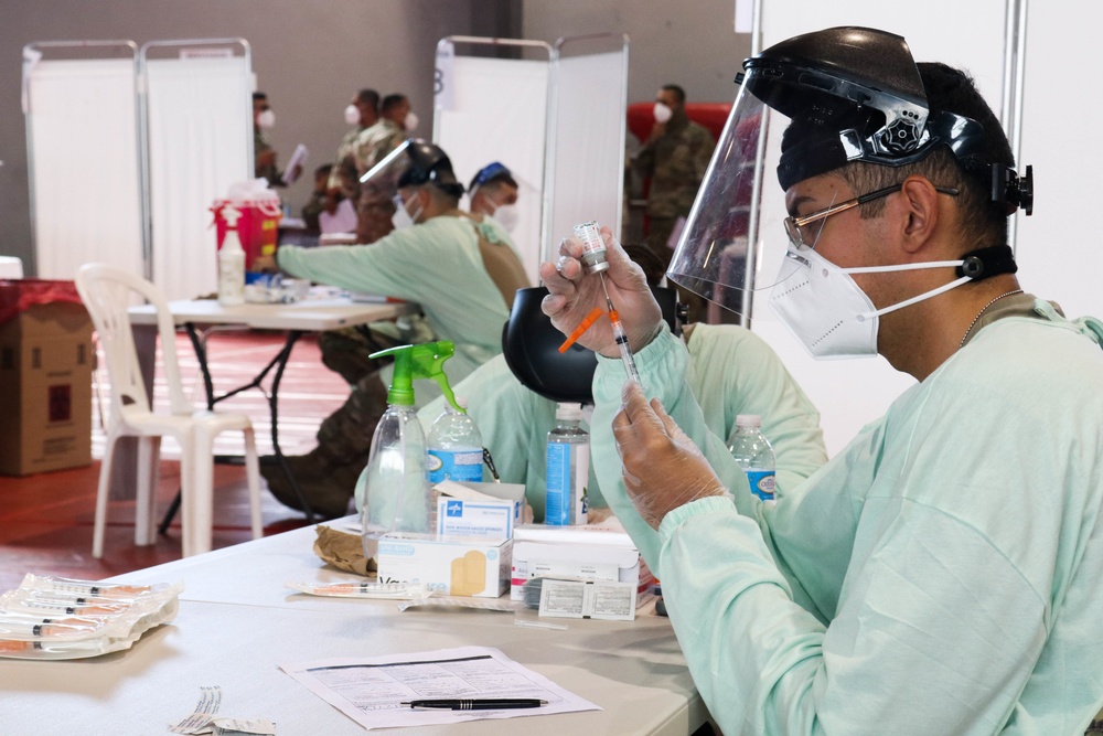 PRNG vaccinates the elderly at Ponce