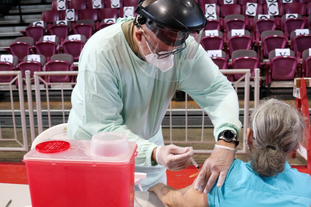 PRNG vaccinates the elderly at Ponce