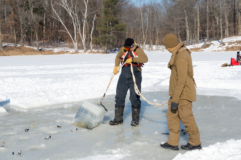 MDSU 2 Hosts Ice Dive Training