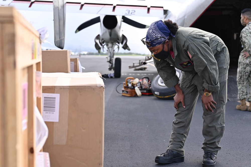 Logisticians deliver high-priority requisitions to a crew providing carrier onboard delivery (COD) support to the Nimitz Carrier Strike Group