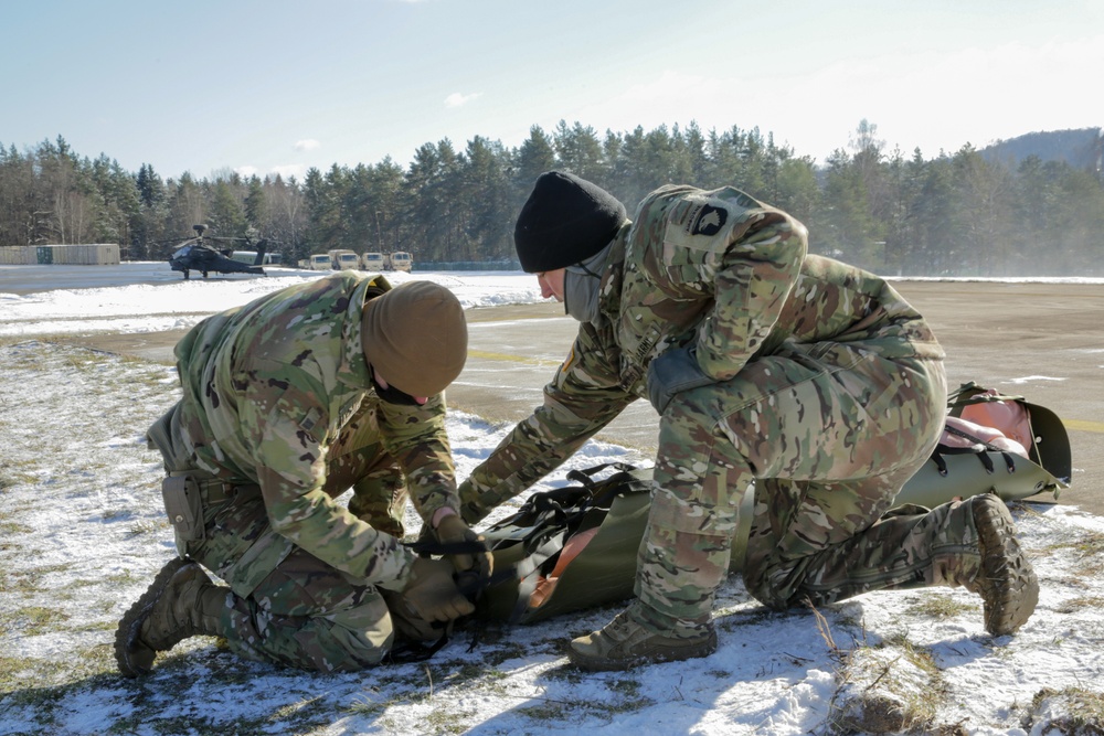 Soldiers conduct hoist training
