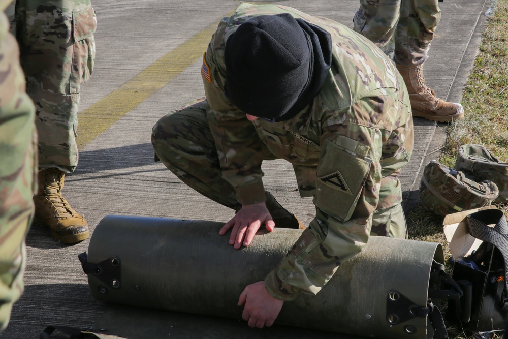 Soldiers conduct hoist training