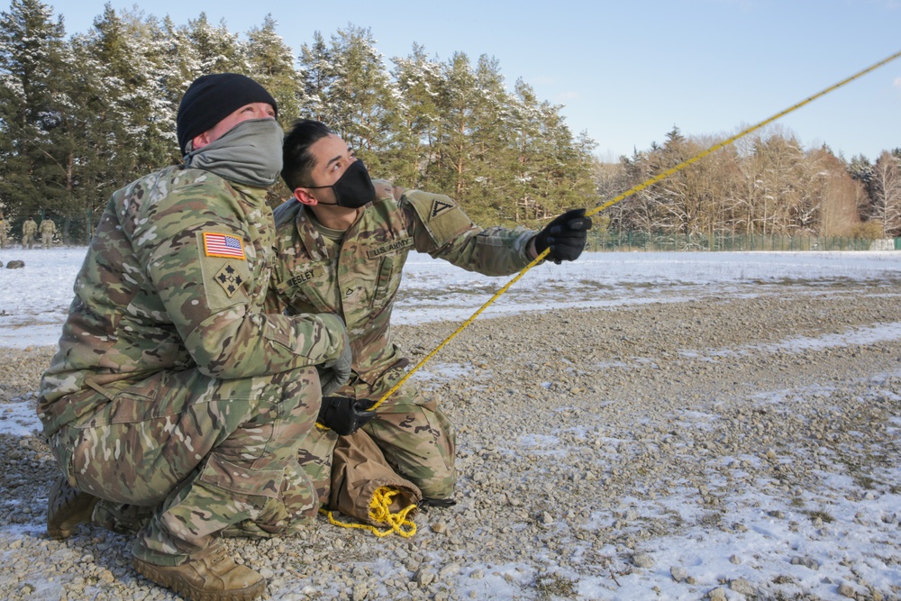 Soldiers conduct hoist training