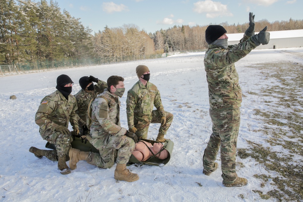 Soldiers conduct hoist training