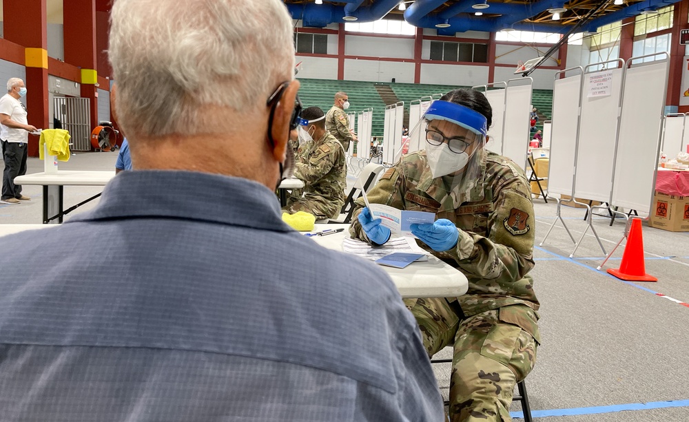 PRNG vaccinates the elderly at San Juan