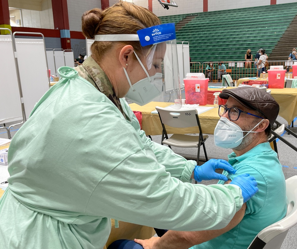 PRNG vaccinates the elderly at San Juan