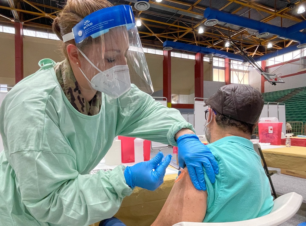 PRNG vaccinates the elderly at San Juan