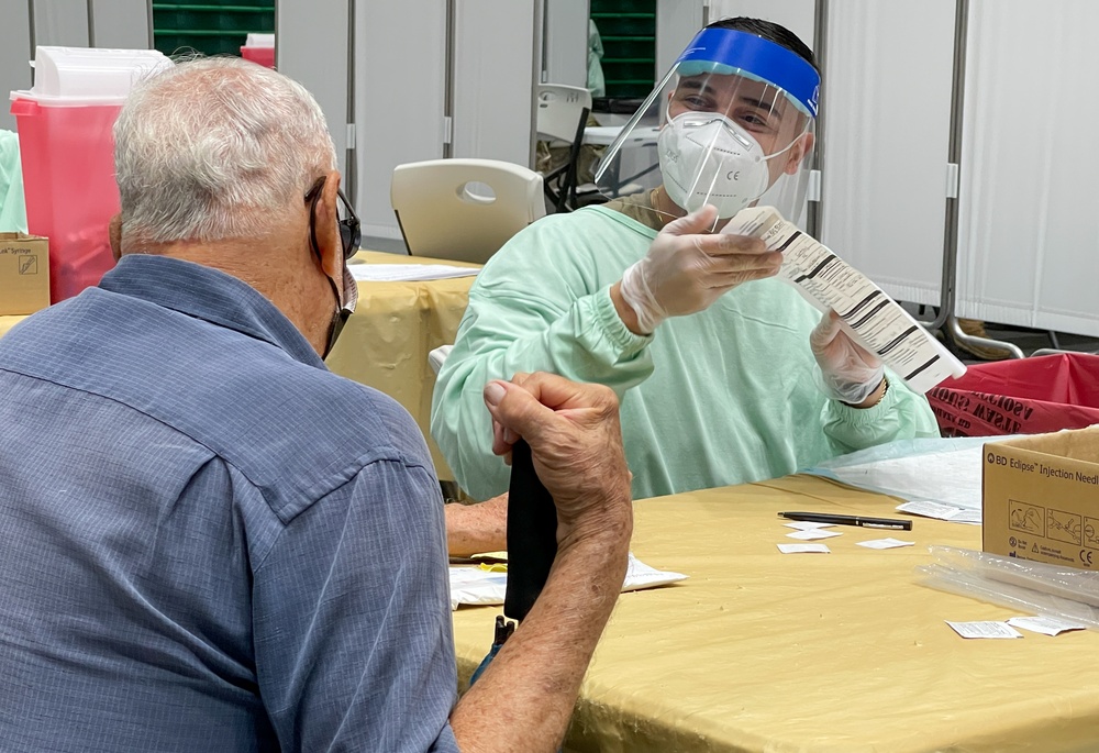 PRNG vaccinates the elderly at San Juan
