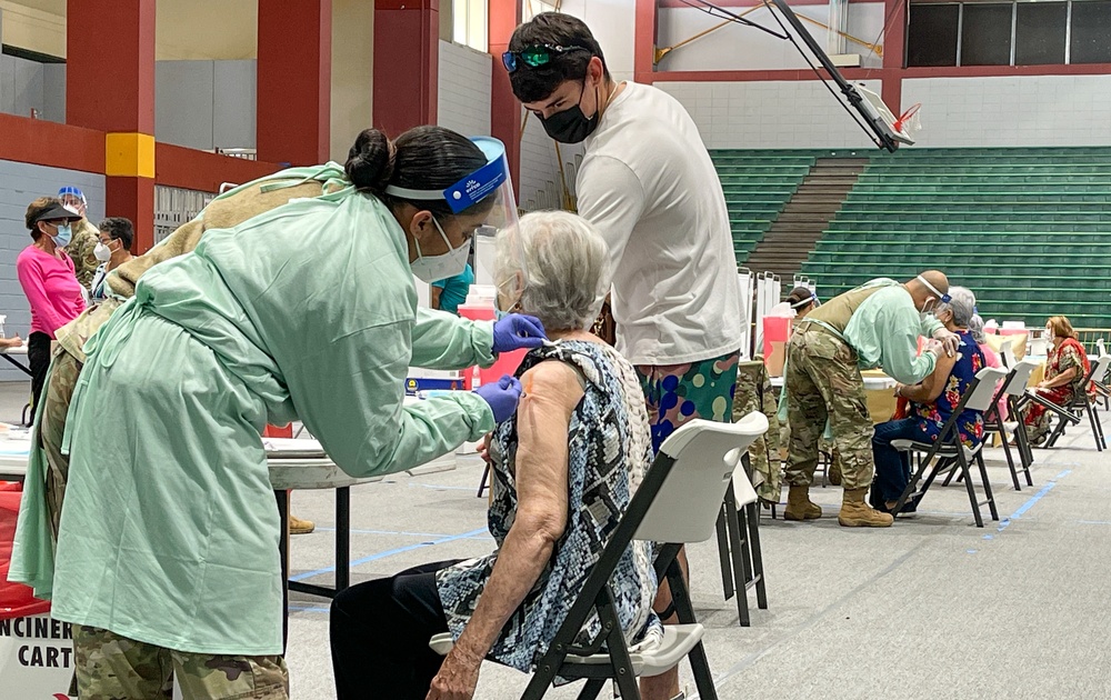 PRNG vaccinates the elderly at San Juan