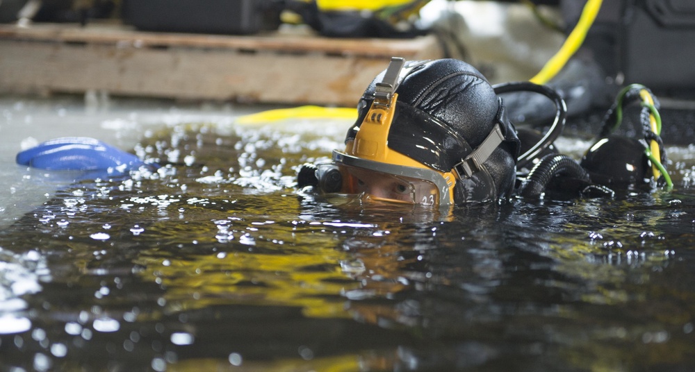 MDSU 2 Hosts Ice Dive Training