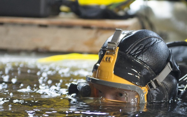 MDSU 2 Hosts Ice Dive Training