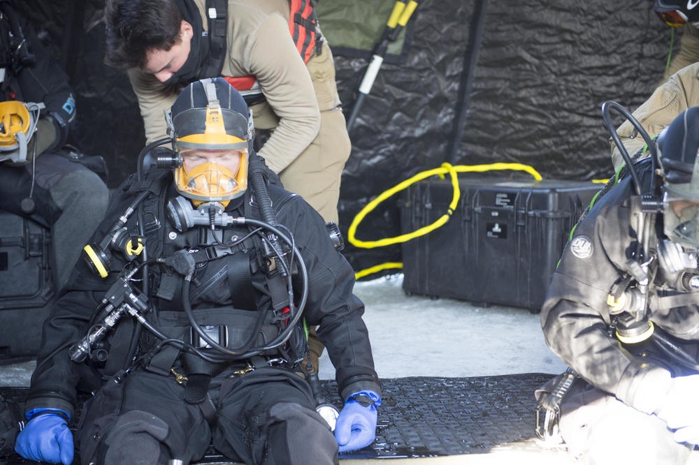 MDSU 2 Hosts Ice Dive Training