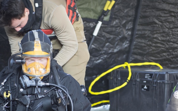 MDSU 2 Hosts Ice Dive Training