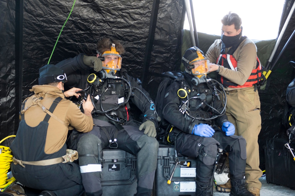 MDSU 2 Hosts Ice Dive Training