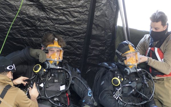 MDSU 2 Hosts Ice Dive Training