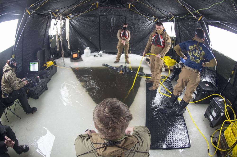 MDSU 2 Hosts Ice Dive Training