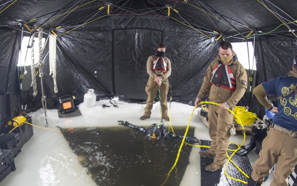 MDSU 2 Hosts Ice Dive Training
