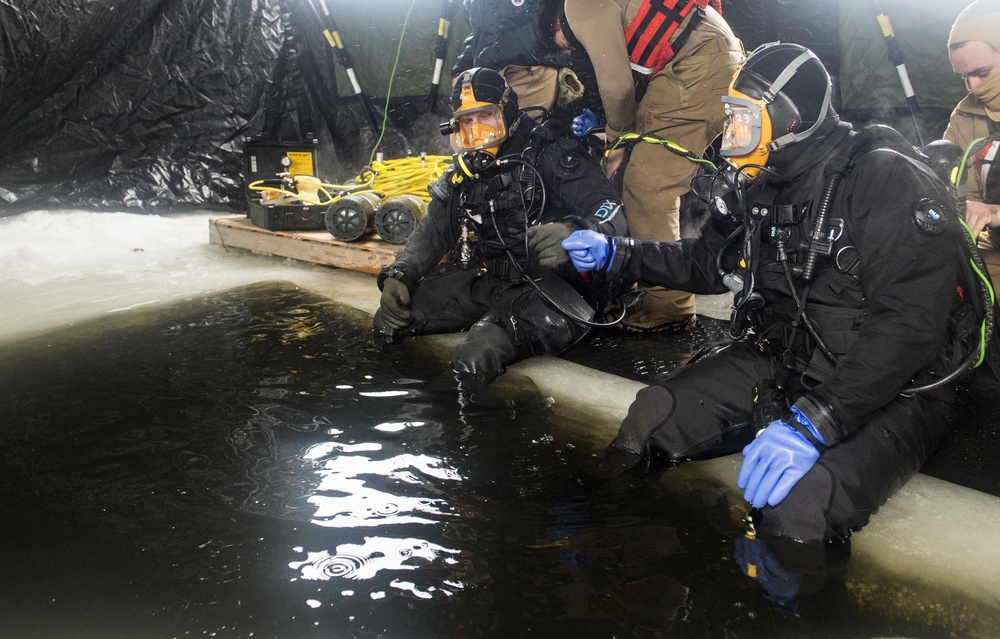 MDSU 2 Hosts Ice Dive Training